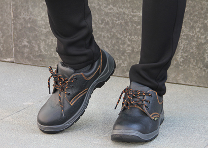 防静电安全鞋和绝缘安全鞋是两种功能相反的安全鞋